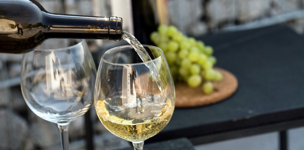 5 mitos sobre los vinos blancos y cuáles beber según la ocasión