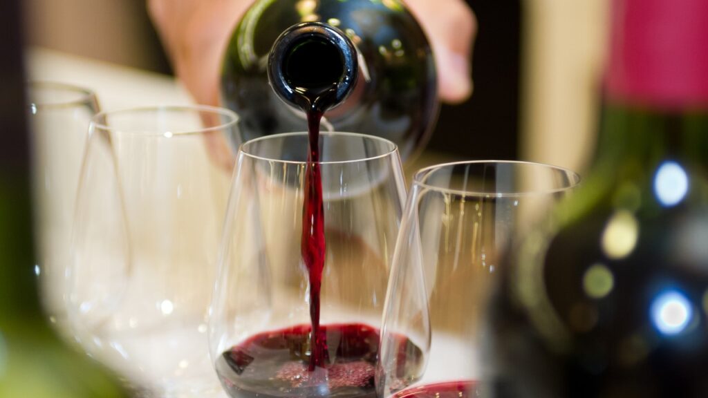Consejos para servir el vino sin salpicar