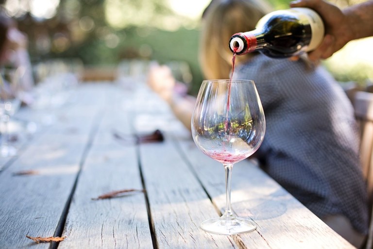 El alcohol reduce el riesgo de enfermedad cardíaca al ayudarnos a relajarnos, según reciente estudio